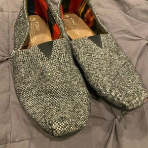 Like brand new mend toms shoes size 11. Only worn around house once.